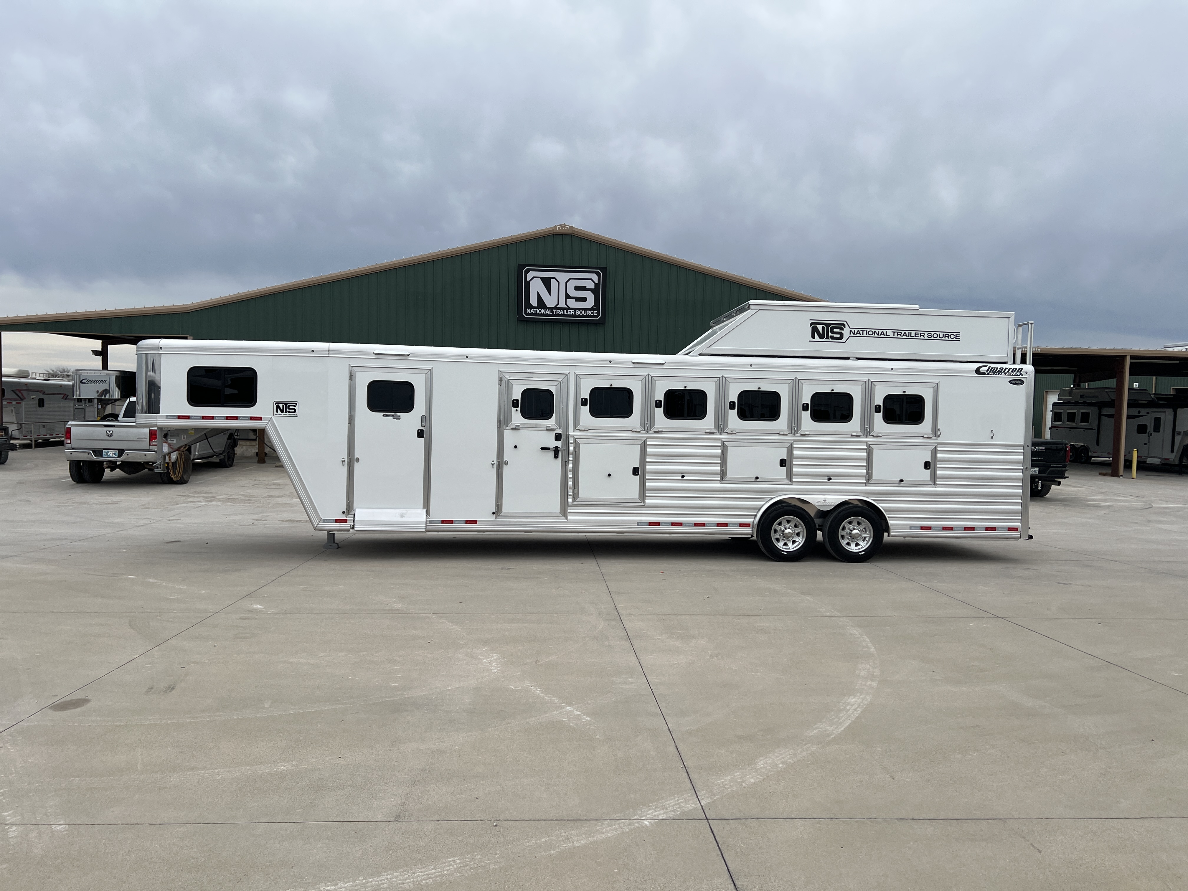 2027 Cimarron 7 Horse With Trainers Split Tack